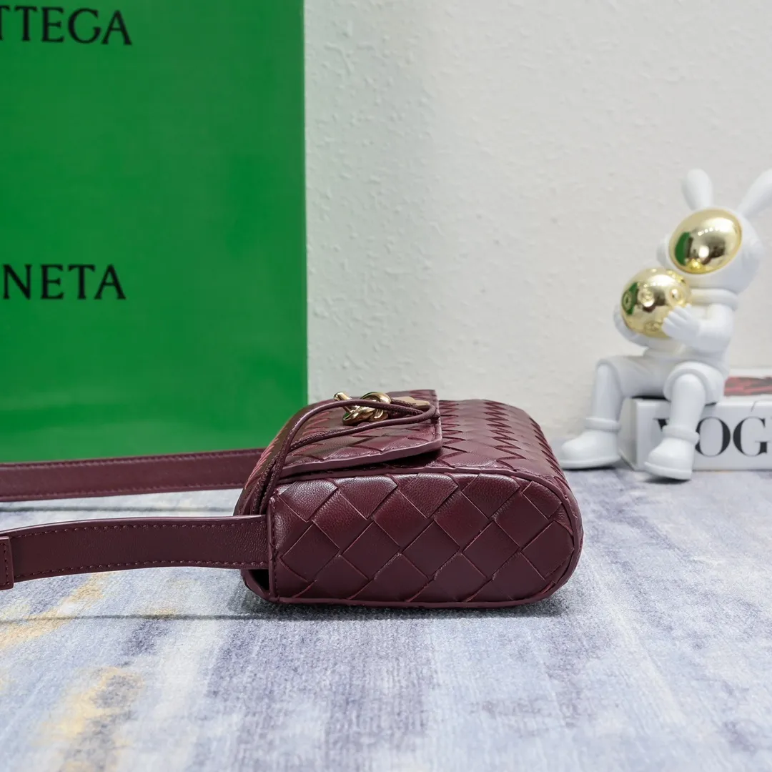 Batch 1420 Bottega Veneta's new style 🆕 mini andiamo bag is so pretty. The dark brown color is very versatile. It is high-end and casual and sexy. Andiamo is not only a commuter bag 🥰 It can be worn crossbody and carried by hand, and it is no problem to match it with evening wear. It can be matched with clothes casually, showing high-end elegance. Style number: 5545 Size: 21.5*13*4.5cm
